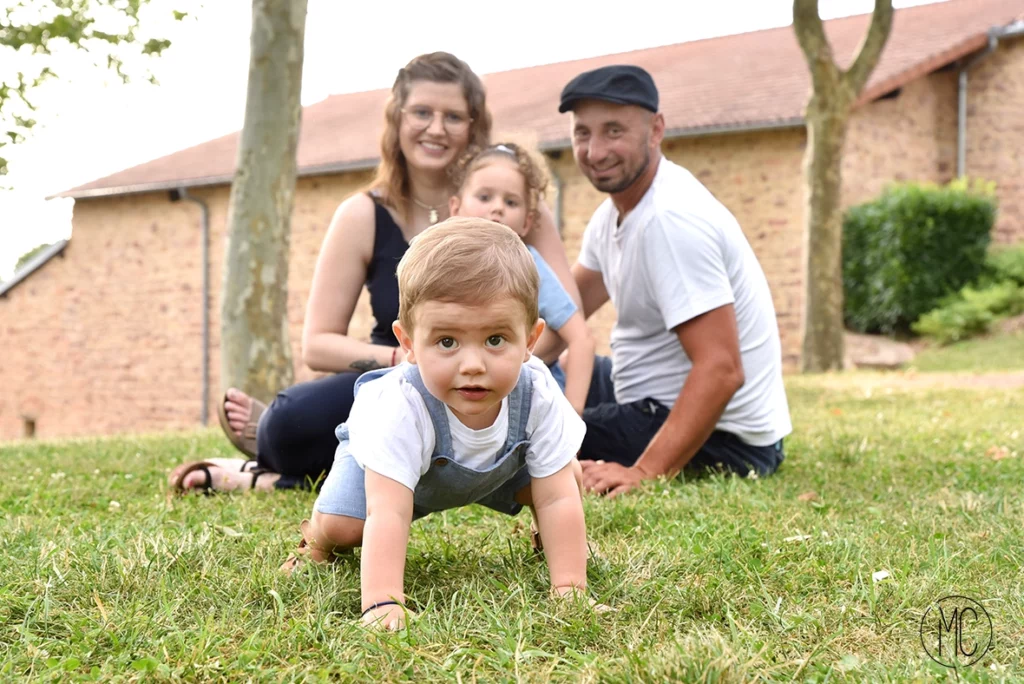 séance photo en famille en extérieur dans un parc